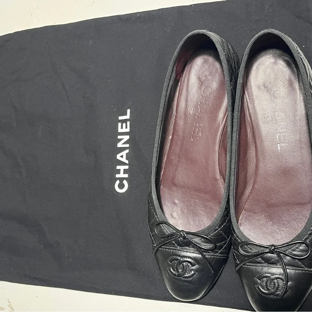 CHANEL Black Quilted Leather CC Logo Ballet Flats
